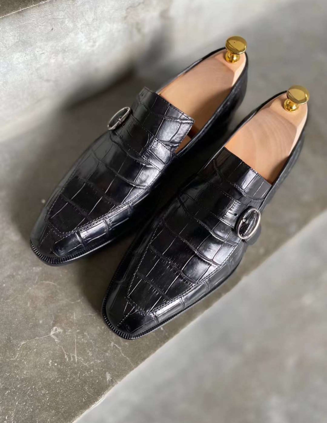 One buckle crocodile loafer